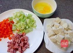 胡萝卜卷心菜炒馒头的做法图解1