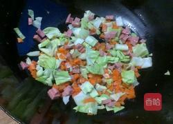 胡萝卜卷心菜炒馒头的做法图解6