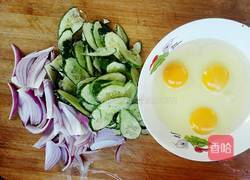 黄瓜洋葱炒鸡蛋的做法图解2