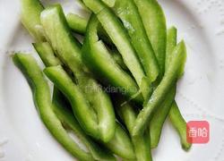 虾仁炒鸡蛋青椒的做法图解3