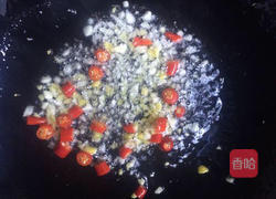 韭菜虾米炒蚕豆的做法图解4