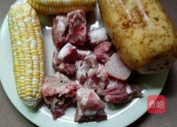 玉米莲藕排骨汤的做法图解1