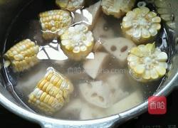 玉米莲藕排骨汤的做法图解4