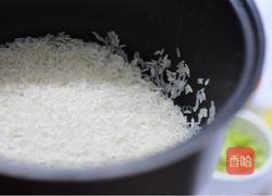 腊肠胡萝卜香菇焖饭的做法图解2