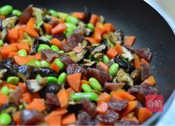 腊肠胡萝卜香菇焖饭的做法图解4
