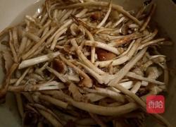 茶树菇炒五花肉的做法图解2