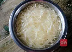 Illustration of how to stir-fry shredded potatoes 3