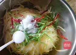 Illustration of how to stir-fry shredded potatoes 16