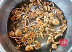 卷心菜炒滑子蘑的做法图解1