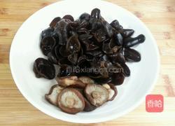 香菇云耳蒸鸡翅的做法图解1