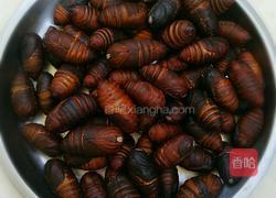 盐水煮蚕蛹的做法图解1