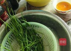 韭菜鸡蛋蚕豆米的做法图解1