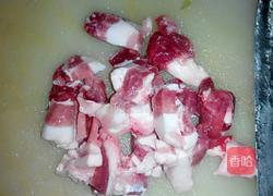 五花肉炒酸菜的做法图解1