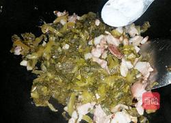 五花肉炒酸菜的做法图解6