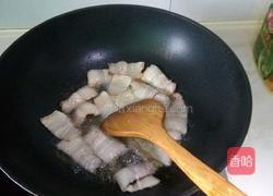 五花肉炒青椒的做法图解1