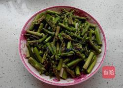 芦笋炒鸡蛋的做法图解1