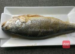 煎烧黄花鱼的做法图解1