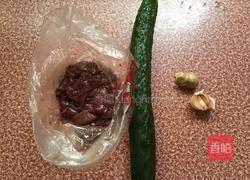 黄瓜炒猪肝的做法图解1