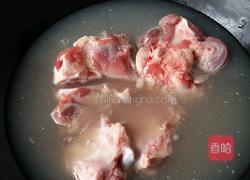 大骨汤的做法图解1