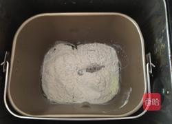 披萨饼皮的做法图解3