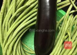 蒜蓉豆角炒茄子的做法图解1