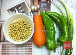 青椒炒黄豆的做法图解1