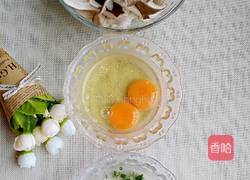 蘑菇鸡蛋汤的做法图解1
