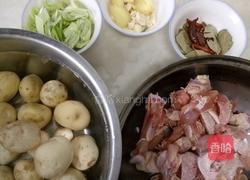 小土豆炖鸡块的做法图解2