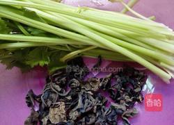 芹菜炒木耳的做法图解1