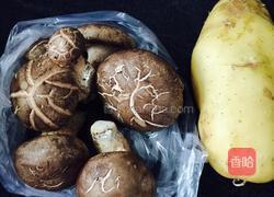 香菇土豆炖鸡块的做法图解2