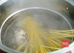 茄汁培根炒意面的做法图解1