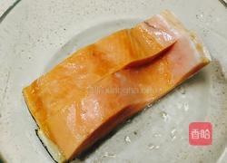 迷迭香酱汁三文鱼的做法图解1