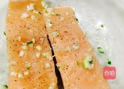 迷迭香酱汁三文鱼的做法图解5
