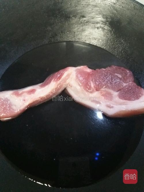 五花肉下锅焯水