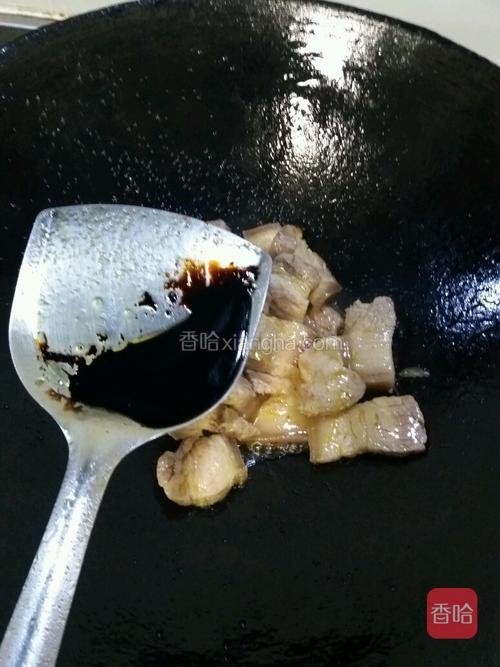待肉炒香后加老抽翻炒