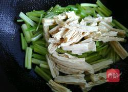 芹菜炒腐竹的做法图解3