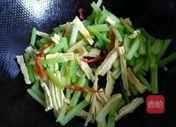 芹菜炒腐竹的做法图解5