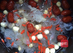 蜜汁银耳红枣莲子枸杞羹的做法图解2