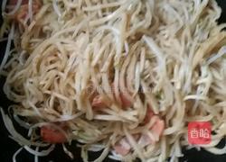 绿豆芽香肠炒饼丝的做法图解3
