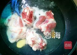 胡萝卜玉米筒骨汤的做法图解2