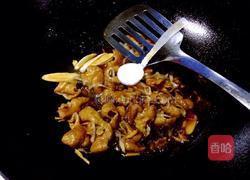 红烧青椒肥肠的做法图解12