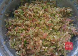  猪肉芹菜水饺的做法图解3