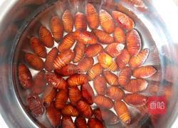 油炸蚕蛹的做法图解1