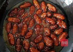 油炸蚕蛹的做法图解4