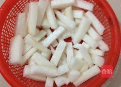 剁椒泡萝卜的做法图解1