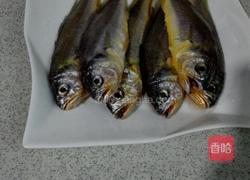 椒香小黄鱼的做法图解1