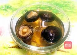 香菇蒸滑鸡的做法图解2