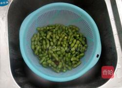 凉拌麻辣毛豆的做法图解1