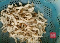 麻辣手撕茶树菇的做法图解2