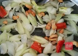 西芹腰果炒百合的做法图解4